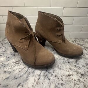 Clarks Women Size 7.5 Tan Suede Ankle Boots with Heel, Very Good Condition
